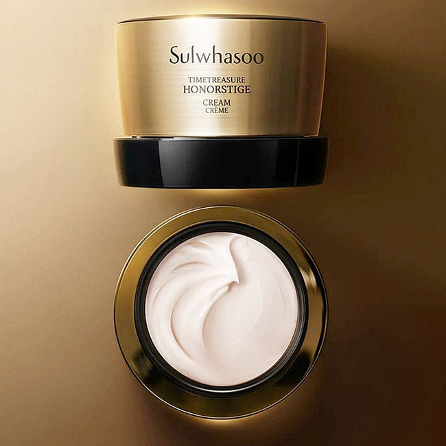 Sulwhasoo Timetreasure Honorstige Cream 60ml. ที่สุดของสกินแคร์เพื่อผิวดูอ่อนกว่าวัย การันตีผลลัพธ์ความพึงพอใจ ช่วยดูแลทุกสาเหตุแห่งการเกิดริ้วรอยทั้งที่มองเห็นและมองไม่เห็นได้อย่างเต็มประสิทธิภาพ มอบความอ่อนเยาว์ แน่นกระชับ เปล่งประกาย สัมผัสได้