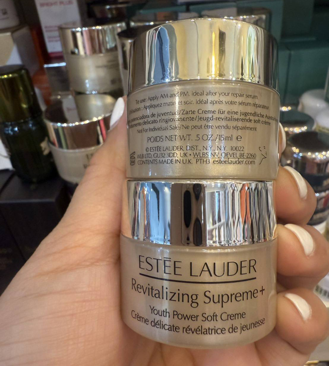Estee Lauder Revitalizing Supreme+ Youth Power Soft Cremeขนาดทดลอง 15 ml. ซอฟท์ครีมกระชับผิว สูตรใหม่เน้นดูแลผิวบริเวณพวงแก้ม ร่องแก้ม และแนวกรอบหน้าเป็นพิเศษ! เนื้อบางเบาละมุนผิวเวอร์ๆ ทาแล้วปลื้ม ยิ่งใช้ต่อเนื่องเช้า-เย็น ยิ่งเห็นผลลัพธ์ถึงความอ่อนเยาว์