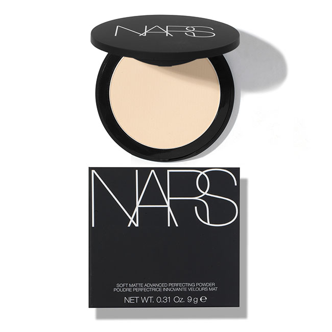 Nars Soft Matte Advanced Perfecting Powder9 g แป้งอัดแข็งเอนกประสงค์ไม่ผสมรองพื้น มอบผิวสมบูรณ์ ที่ช่วยปกปิดความไม่สม่ำเสมอของผิวหน้าคุณตลอด 24 ชั่วโมง โดยไม่รู้สึกแห้งกราน หนา-หนักบนใบหน้า ผสานด้วย Niacinamide ที่ช่วยให้ผิวเรียบเนียน อีกทั้งเป็นสูตร Talc