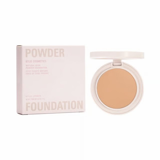 Kylie Cosmetics Natural Blur Powder Foundation 10g. แป้งผสมรองพื้นตัวใหม่ เนื้อแมตต์บางเบา ให้ลุคผิวดูเรียบเนียนเป็นธรรมชาติ ใช้ได้ทั้งเป็นรองพื้นหรือแป้งเติมระหว่างวันสามารถเพิ่มความปกปิดได้ตามต้องการ พร้อมผลลัพธ์แมทต์เนียนเบาและดูเป็นธรรมชาติติดทนนานถึง