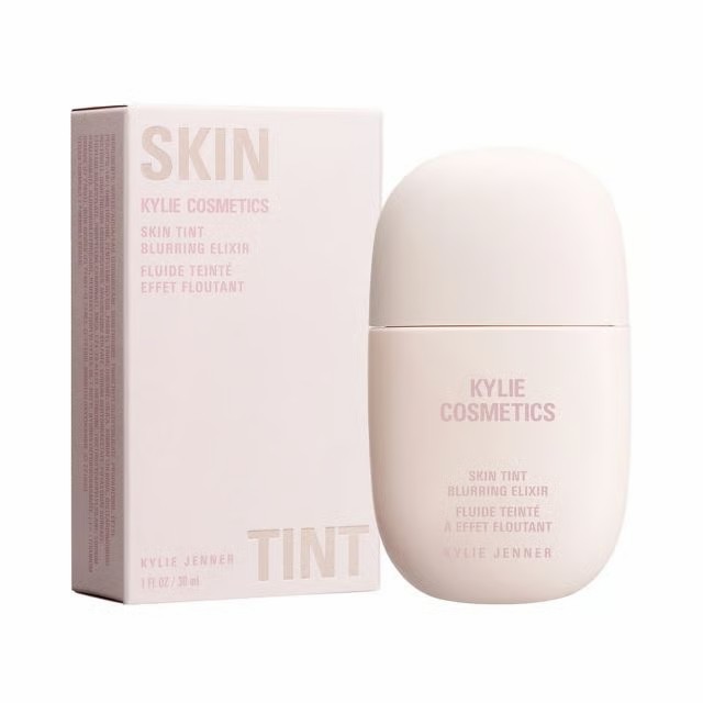 Kylie Cosmetics Skin Tint Blurring Elixir 30ml. รองพื้นเนื้อทินต์เบาบางแบบลิขวิด ให้การปกปิดระดับบางเบาถึงปานกลาง ฟินิชผิวกำมะหยี่ดูเป็นธรรมชาติทั้งยังให้ความเบาสบายผิวขั้นสุดมีส่วนผสมของไฮยาลูโรนิกแอซิด ช่วยเติมความชุ่มชื้น ให้ผิวเนียนเรียบ เบลอรูขุมขน ร