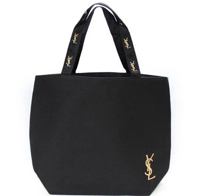 Yves Saint Laurent Black Canvas Vip Gift Parfums Tote Bag กระเป๋าสะพายพรีเมี่ยมกิ๊ฟรุ่นยอดนิยมจากช้อปน้ำหอมYSL ดีไซน์คลาสสิคทรง Shopping Bag วัสดุ Canvas ปักโลโก้ YSL ด้วยไหมทองที่ด้านหน้าและสายสะพาย เปิดปิดด้วยซิปสะดวกใช้ ภายในบุผ้าซาตินสีชมพูมีโลโก้ ใส่