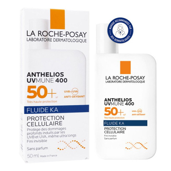 La Roche Posay Anthelios UVMUNE400 Fluide KA Protection Cellulaire SPF50+ ขนาด 50ml. สูตรนี้มีขายที่ยุโรป ครีมกันแดดเนื้อน้ำนม ช่วยปกป้องเซลล์ผิวที่ไวต่อแสงเพื่อผิวบอบบาง แพ้ง่าย อุดมไปด้วย Mexoryl 400 ไนอะซินาไมด์ 2% แพนทีนอล 2% เพื่อบรรเทาอาการระคายเคือ