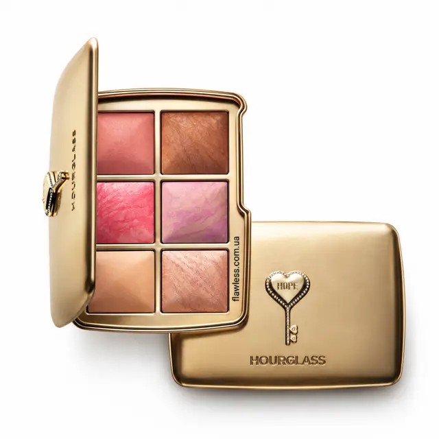 HOURGLASS Ambient Lighting Edit Unlocked Hope พาเลตรุ่นลิมิเต็ด 2026 พิเศษด้วยตลับสีทองเรียบหรู ชาร์มรูปกุญแจลายหัวใจ ประกอบด้วยแป้งฟินิชชิ่ง 1 สี พร้อมด้วยเฉดสีใหม่ล่าสุดของบลัชออน 3 สี ไฮไลท์ 1 เฉดสี และบรอนเซอร์ 1 สี รวมไว้ในตลับเดียว