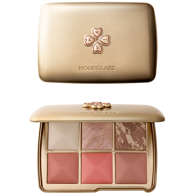 HOURGLASS Ambient Lighting Edit Unlocked Wish พาเลตรุ่นลิมิเต็ด 2026 พิเศษด้วยตลับสีทองเรียบหรู ชาร์มรูปโคลเวอร์สี่แฉก ประกอบด้วยแป้งฟินิชชิ่ง 1 สี พร้อมด้วยเฉดสีใหม่ล่าสุดของบลัชออน 3 สี ไฮไลท์ 1 เฉดสี และบรอนเซอร์ 1 สี รวมไว้ในตลับเดียว