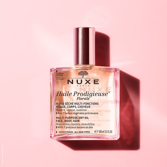 Nuxe Huile Prodigieuse Florale Multi-Purpose Dry Oil 100 ml. ออยล์สุดปังที่ชาวฝรั่งเศสไว้วางใจ กลิ่นหอมใหม่ สดชื่นสไตล์ฟรุตตี้ฟลอรัล หอมหวาน ละมุนเนื้อดรายออยล์บางเบา ซึมซาบไว ไม่เหนียวเหนอะหนะ อุดมด้วยสารสกัดจากธรรมชาติ 98% เช่น น้ำมันอาร์แกนและอัลมอนด์ 