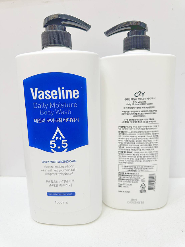 Vaseline Deep Moisture Body Wash 1000 ml. หัวปั๊ม ครีมอาบน้ำวาสลีนเกาหลี สูตร pH 5.5 ช่วยทำความสะอาดผิว พร้อมเติมความชุ่มชื้น ให้ผิวหลังอาบน้ำรู้สึกนุ่มและไม่แห้งตึง ที่จะช่วยชำระสิ่งสกปรก สัมผัสประสบการณ์ความหอมผ่อนคลายหลังอาบน้ำ ให้ผิวนุ่มขึ้น มีกลิ่นหอ