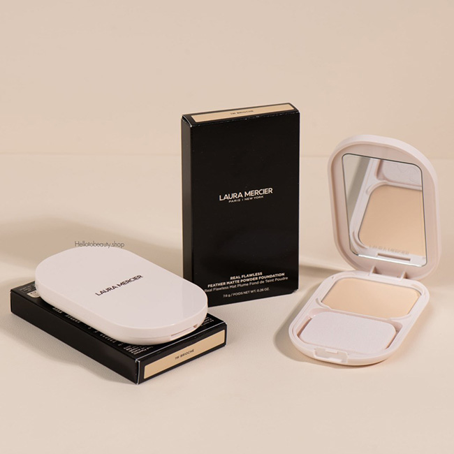 Laura Mercier Real Flawless Feather Matte Powder Foundation 7.6g แป้งผสมรองพื้นฟินิชซอฟต์แมตต์ เนื้อบางเบา นุ่มลื่น เกลี่ยง่าย ควบคุมความมันยาวนาน ช่วยเบลอผิวให้เรียบเนียน ควบคุมความมันพร้อมสัมผัสผิวเรียบเนียนและสมบูรณ์แบบมีส่วนผสมสารบำรุงผิว Skin Care ถึ