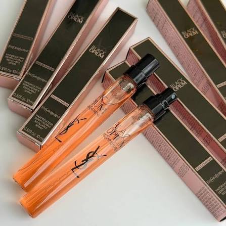 YVES SAINT LAURENT YSL Opium Black Eau de Parfum Spray ขนาดทดลอง 10 ml. สัมผัสความเย้ายวนของกลิ่นหอมที่มิอาจต้านทานได้ ด้วยกลิ่นหอมจากเมล็ดกาแฟ ดอกส้ม และวานิลลา มอบเสน่ห์อันน่าหลงใหล โดดเด่นไม่เหมือนใครกลิ่นหอมคลาสสิคของผู้หญิงเวอร์ชั่น Glam Rock ที่ทันส