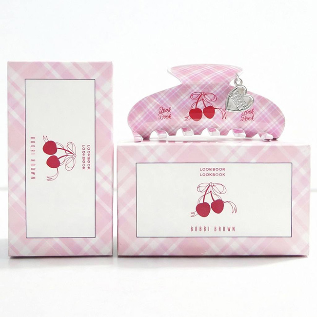 Bobbi Brown Cherry Hair Clip คลิปหนีบผมเชอรี่ ดีไซน์ลายสก็อตชมพู เชอร์รี่คริสตัลวิ้งๆ มาพร้อมจี้หัวใจ เพิ่มความลูกคุณหนูแบบสุด หนีบแน่น ไม่กินผม ใช้ได้ทุกลุค มาพร้อมกล่อง LOOKBOOK สวยหรู เหมาะกับสะสมให้เป็นของขวัญ ของขวัญพรีเมียมที่ได้รับจากเคาเตอร์เมื่อม