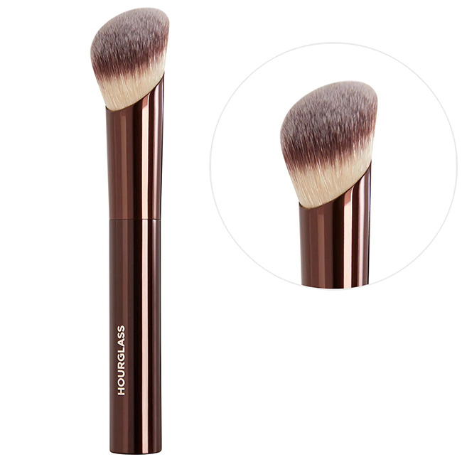 Hourglass Ambient Soft Glow Foundation Brush พร้อมกล่อง ของแท้100% จากช็อป แปรงเกลี่ยรองพื้น และคอนซีลเลอร์ชนิดครีมและชนิดน้ำ ออกแบบมาให้เลียนแบบการใช้นิ้วมือเกลี่ย ช่วยให้ควบคุมความแม่นยำได้ดี ขนแปรง ทรงมนกลม เหมาะกับการเกลี่ยรองพื้นหรือคอนซีลเลอร์ให้เนี