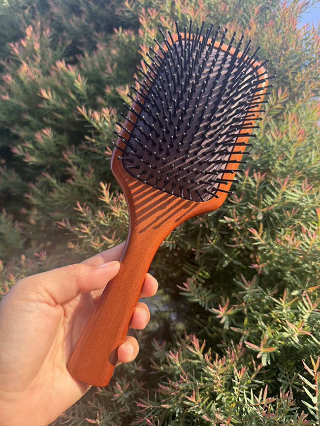 แปรงหวีผมไม้ KERASTASE PARIS Paddle Brush (Nobox) แปรงหวีผมดีไซน์พรีเมียมจากแบรนด์ดูแลเส้นผมระดับลักชัวรีอย่าง Kérastase ที่ออกแบบมาเพื่อการสางผมและการบำรุงหนังศีรษะโดยเฉพาะ แปรงหน้ากว้าง ช่วยสางผมได้รวดเร็ว เหมาะกับผมยาวและผมหนา ซี่แปรง