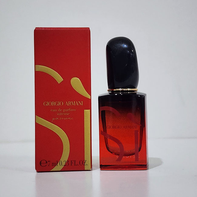 Giorgio Armani Si Passione Intense Eau de Parfum ขนาดทดลอง 7 ml. น้ำหอมบทใหม่อันเข้มข้นของ SI PASSIONE กลิ่นหอมที่เย้ายวนใจ โทนฟลอรัล-แอมเบอร์ วู้ดดี้ เป็นน้ำหอมแท้ที่พัฒนาต่อยอดจากรุ่น Si Passione ยอดนิยม โดยเน้นความเข้มข้น เย้ายว