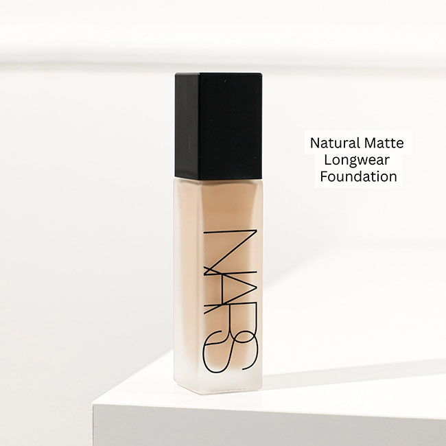 Nars Natural Matte Longwear Foundation 30ml รองพื้นเนื้อแมตต์สูตรบางเบา สัมผัสคล้ายเซรั่ม ช่วยคุมมัน และติดทนนาน 24 ชั่วโมง ปานกลางถึงสูง แต่ให้ความรู้สึกเบาสบายผิว ไม่หนักหน้า ปกปิดเรียบเนียน ช่วยอำพรางรูขุมขน รอยแดง และจุดด่างดำ ให้ผิวดูสม่ำเสมอควบคุมคว