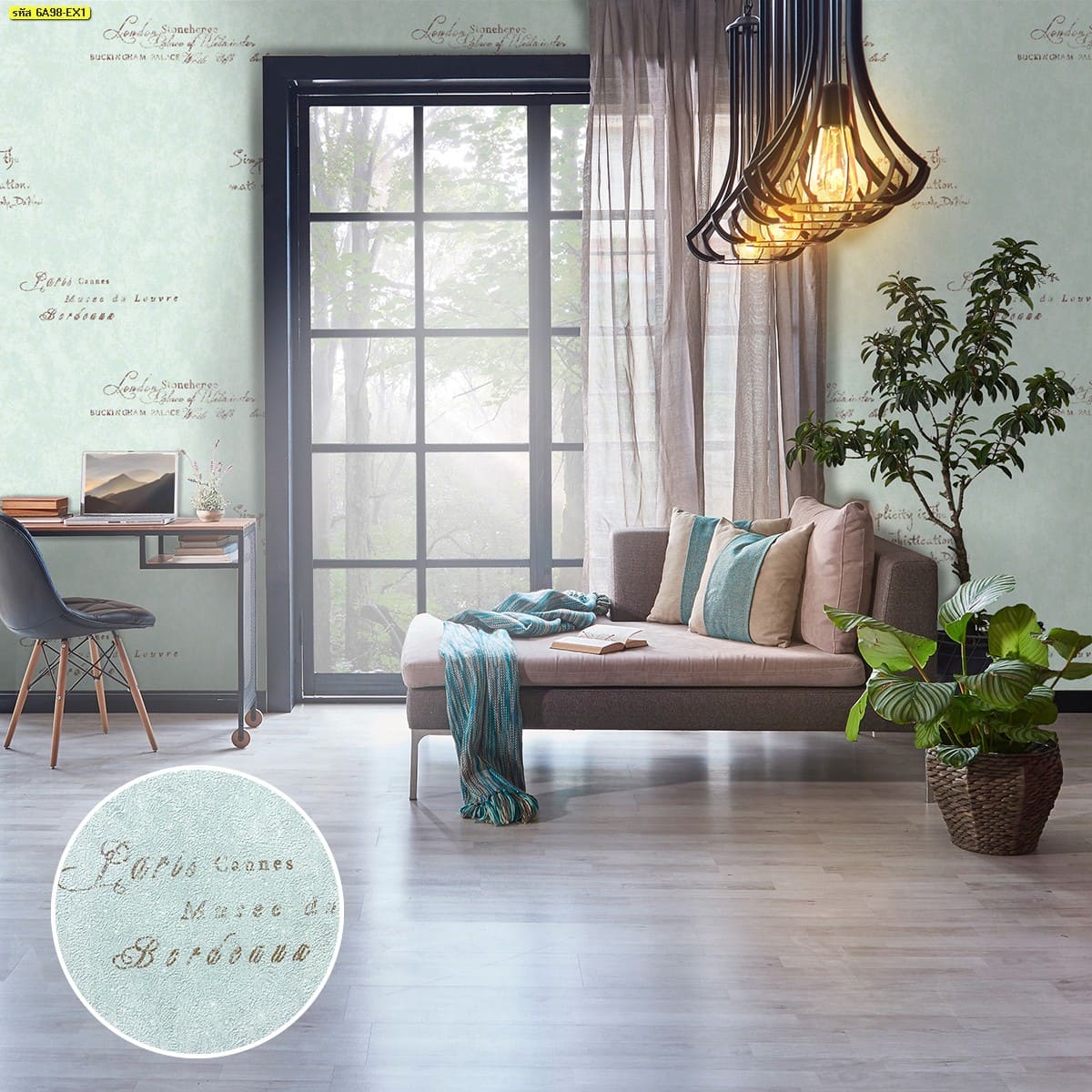 วอลเปเปอร์ลายตัวอักษรวินเทจสีทองน้ำตาลบนพื้นเขียวมิ้นต์ เติมบรรยากาศอบอุ่นให้ห้องนั่งเล่น พร้อมเสน่ห์แบบยุโรปร่วมสมัย