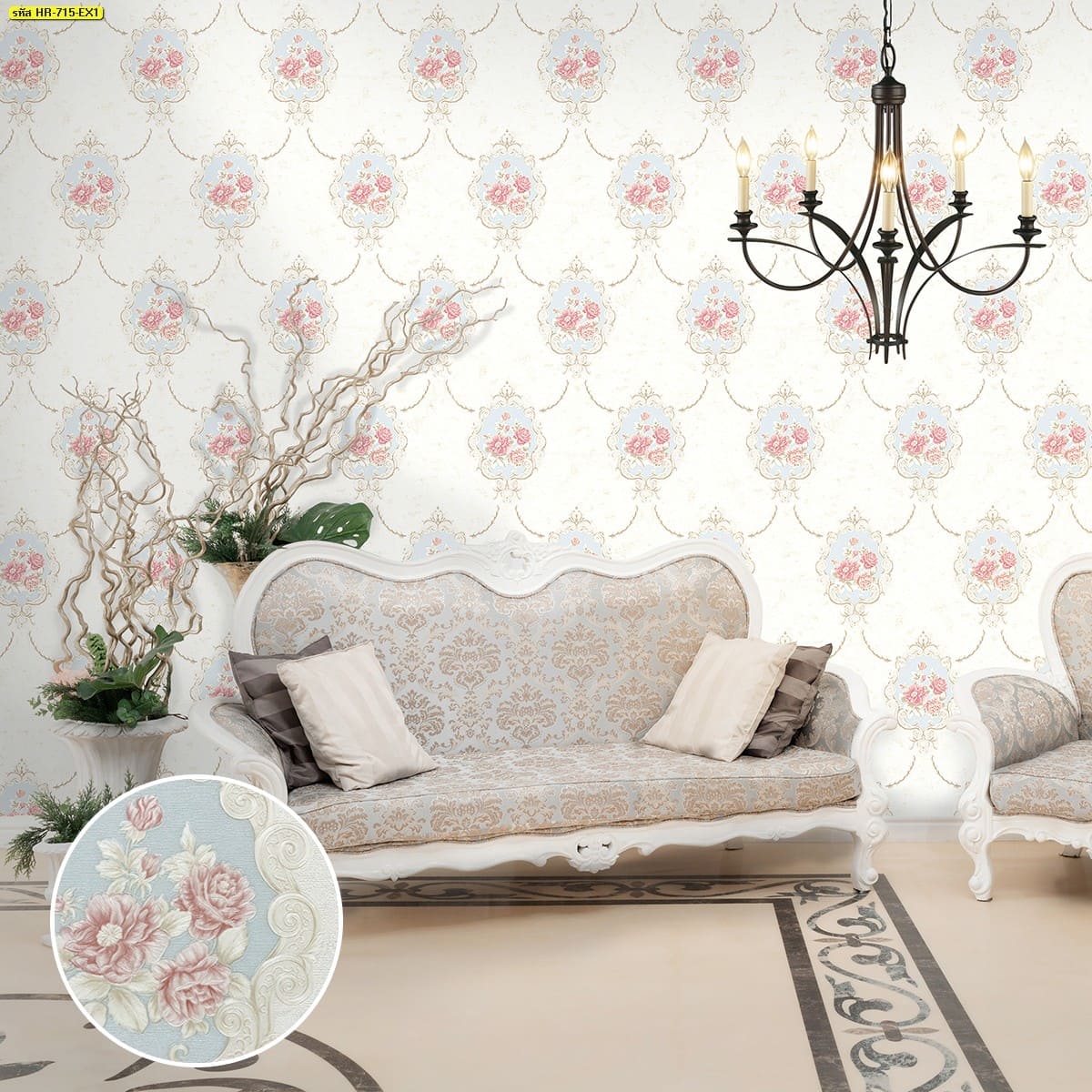 วอลเปเปอร์ลายหลุยส์ดอกไม้สีชมพูบนพื้นขาว สะท้อนความงามแบบ French Classic เติมบรรยากาศหรูหราให้ห้องรับแขกอย่างอ่อนโยน