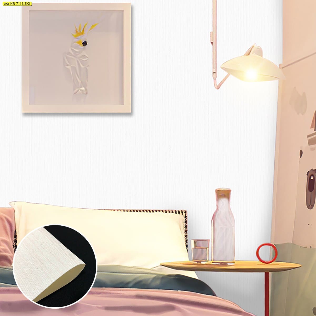 วอลเปเปอร์ลายเส้นแนวตั้งสีขาวนวล สำหรับห้องนอนสไตล์ Minimal Contemporary เน้นความเรียบสะอาดและความอ่อนโยนของโทนสี เหมาะสำหรับการตกแต่งร่วมกับเครื่องนอนสีพาสเทล เฟอร์นิเจอร์สีอ่อน และของตกแต่งดีไซน์เรียบง่าย