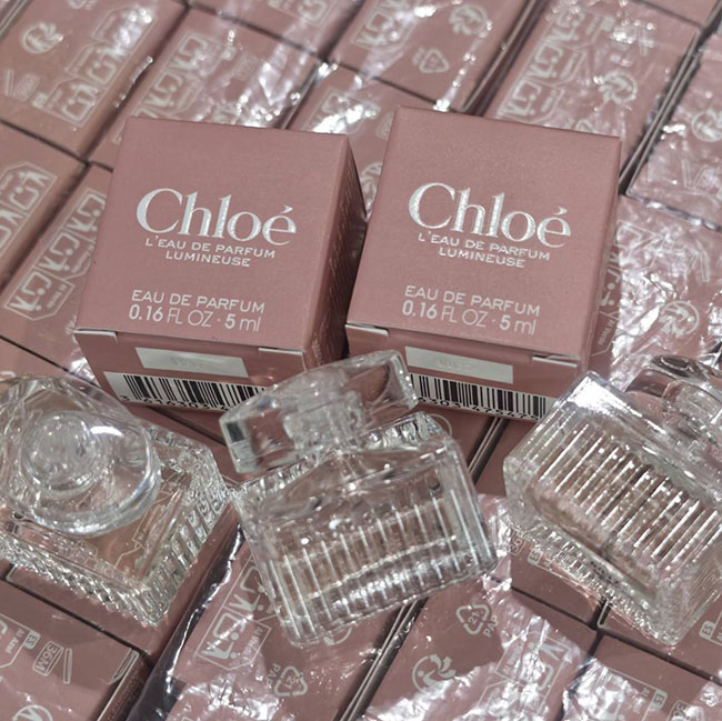 Chloe L 'Eau de Parfum Lumineuse Eau de Parfum ขนาดทดลอง 5ml. หัวแต้ม น้ำหอมกลิ่นฟลอรัล (Floral) สำหรับผู้หญิงที่โดดเด่นด้วยกลิ่นกุหลาบซิกเนเจอร์ ผสานความหอมหวานละมุนจากดอกมะลิแซมบัค (Jasmine Sambac) และเพิ่มความอบอุ่นนุ่มนวลด้วยวานิลลา ให้ความรู้สึก