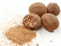 เนื้อเมล็ดจันทน์เทศ nutmeg มีทั้งแบบแห้งและเม็ดจันทร์บดผงค่ะ