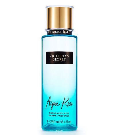 Victoria's Secret Aqua Kiss Fragrance Mist 250 ml. สเปร์ยน้ำหอมที่ให้กลิ่นติดทนนาน 7-12 ชั่วโมง ตามอุณหภูมิร่างกาย และสภาพอากาศ กลิ่นหอมเย็นของดอกฟรีเซีย ผสมกับกลิ่นหอมสดชื่นของดอกเดซี่ เป็นกลิ่นหอมใหม่ ที่น่าลองมากๆคะ