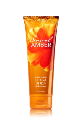 Bath & Body Works Sensual Amber 24 Hour Moisture Ultra Shea Body Cream 226g. บอดี้ครีมถนอมผิวกลิ่นหอมติดผิวกายนานตลอดวัน กลิ่นจะหอมวนิลานุ่มผสมกับกลิ่นเปรี้ยวซนแบบลูกอม ให้ความรู้สึกร่าเริง และอบอุ่น