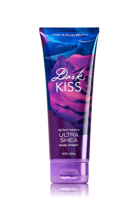 **พร้อมส่ง**Bath & Body Works Dark Kiss 24 Hour Moisture Ultra Shea Body Cream 226g. ครีมบำรุงผิวสุดเข้มข้น มีกลิ่นหอมติดทนนาน กลิ่นนี้จะวนิลาผสมกับกลิ่นผลไม้จำพวกบลูเบอรี่ มาพร้อมกับกลิ่นหอมเย็นๆ ให้ความรู้สึกเท่ๆ แต่น่ารัก กลิ่นค่อนข้างชัดเจนโดดเด่น