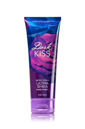 Bath & Body Works Dark Kiss 24 Hour Moisture Ultra Shea Body Cream 226g. ครีมบำรุงผิวสุดเข้มข้น มีกลิ่นหอมติดทนนาน กลิ่นนี้จะวนิลาผสมกับกลิ่นผลไม้จำพวกบลูเบอรี่ มาพร้อมกับกลิ่นหอมเย็นๆ ให้ความรู้สึกเท่ๆ แต่น่ารัก กลิ่นค่อนข้างชัดเจนโดดเด่น