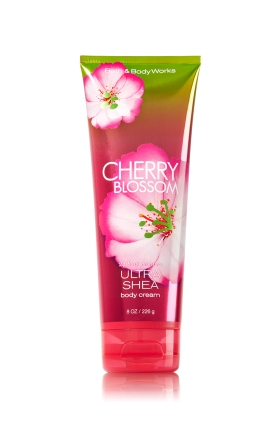 Bath & Body Works Cherry Blossom 24 Hour Moisture Ultra Shea Body Cream 226g. ครีมบำรุงผิวสุดเข้มข้น มีกลิ่นหอมติดทนนาน มีกลิ่นหอมติดทนนาน ด้วยกลิ่นนี้จะมีความหอมดอกไม้นานาชนิด ผสมกับกลิ่นวนิลาได้อย่างลงตัว ลักษณะเด่นจะหอมนุ่มๆ และมีกลิ่นอ