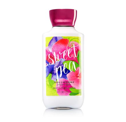 **พร้อมส่ง**Bath & Body Works Sweet Pea Shea & Vitamin E Body Lotion 236 ml. โลชั่นบำรุงผิวสุดพิเศษ กลิ่นดอกสวีทพี หอมหวานสดใส คล้ายเยลลี่สีชมพูในถ้วยใส มีกลิ่นผสมของผลแพร์กับราสเบอร์รี่ ทำให้กลิ่นนี้เป็นที่ติดใจของสาวๆวัยรุ่นจนยากจะเปลี่ยนใจเลยค่