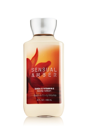 Bath & Body Works Sensual Amber Shea & Vitamin E Body Lotion 236 ml. โลชั่นถนอมผิวเติมความชุ่มชื่นให้ผิว ทั้งยังมีกลิ่นหอมติดผิวกายนานตลอดวัน กลิ่นจะหอมวนิลานุ่มผสมกับกลิ่นเปรี้ยวซนแบบลูกอม ให้ความรู้สึกร่าเริง และอบอุ่น