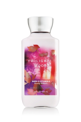 Bath & Body Works Twilight Woods Shea & Vitamin E Body Lotion 236 ml. โลชั่นถนอมผิวเติมความชุ่มชื่นให้ผิว ทั้งยังมีกลิ่นหอมติดผิวกายนานตลอดวัน กลิ่นหอมนุ่มๆประมาณวนิลลาอ่อนๆ ที่ลึกลับเย้ายวนน่าค้นหา เป็นวนิลลาที่หอมสดชื่นไม่เลี่ยนค่ะ