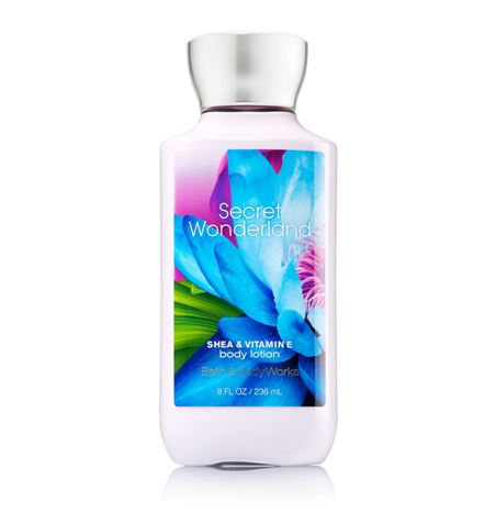 **พร้อมส่ง**Bath & Body Works Secret Wonderland Shea & Vitamin E Body Lotion 236 ml. โลชั่นถนอมผิว มีกลิ่นหอมติดผิวกายนานตลอดวัน กลิ่นนี้คล้ายน้ำหอมนะคะ มีกลิ่นของผลไม้ กลิ่นจะออกใสๆค่ะ ได้ฟิวส์คล้าย Sweet Pea คิดว่าสาวๆหลายคนที่ได้ลองกลิ่นนี้ คงต