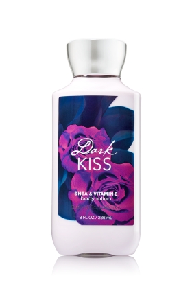 Bath & Body Works Dark Kiss Shea & Vitamin E Body Lotion 236 ml. โลชั่นบำรุงผิวสุดพิเศษ กลิ่นนี้จะวนิลาผสมกับกลิ่นผลไม้จำพวกบลูเบอรี่ มาพร้อมกับกลิ่นหอมเย็นๆ ให้ความรู้สึกเท่ๆ แต่น่ารัก กลิ่นค่อนข้างชัดเจนโดดเด่น เหมาะสำหรับสาวๆที่อยาก