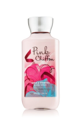 Bath & Body Works Pink Chiffon Shea & Vitamin E Body Lotion 236 ml. โลชั่นบำรุงผิวสุดพิเศษ กลิ่นหอมใหม่ที่หอมมากๆ กลิ่นของผลแพร ผสมกับกลิ่นของกล้วยไม้ กลิ่นวนิลานุ่มๆ และกลิ่น Chiffon Musk ผสมผสานกลิ่นได้หอมหวานลงตัวสุดๆคะ