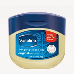 Vaseline 100% Pure Petroleum Jelly Original 368g. วาสลีน ปิโตรเลียมเจลลี่บริสุทธิ์ 100% เป็นเจลลี่มหัศจรรย์ต้นตำรับมากว่า 140 ปี และผ่านการทำให้บริสุทธิ์ ซึ่งมีประสิทธิภาพในการกักเก็บความชุ่มชื่นไว้เพื่อปกป้องและช่วยบำรุงผิว ลดริ้วรอยความแห้งก