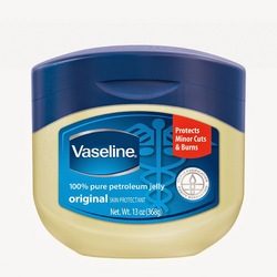 Vaseline 100% Pure Petroleum Jelly Original 368g. วาสลีน ปิโตรเลียมเจลลี่บริสุทธิ์ 100% เป็นเจลลี่มหัศจรรย์ต้นตำรับมากว่า 140 ปี และผ่านการทำให้บริสุทธิ์ ซึ่งมีประสิทธิภาพในการกักเก็บความชุ่มชื่นไว้เพื่อปกป้องและช่วยบำรุงผิว ลดริ้วรอยความแห้งก