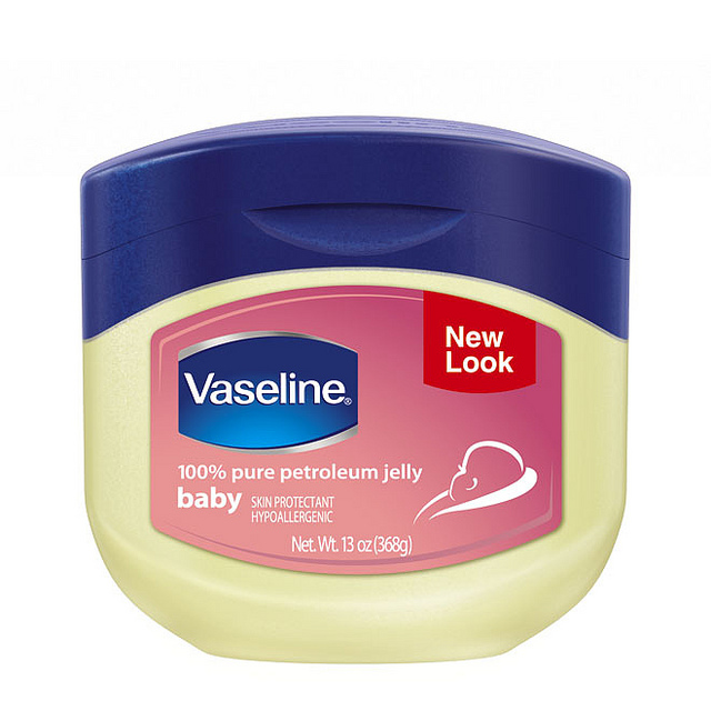 Vaseline 100% Pure Petroleum Jelly Baby 368g. ฉลากสีชมพู วาสลีนปิโตรเลียมเจลลี่บริสุทธิ์ 100% สูตรอ่อนโยนใช้ได้แม้กระทั้งเด็กทารกแรกเกิด ให้คุณมั่นใจว่าไม่มีอาการระคายเคืองแน่นอนกักเก็บความชุ่มชื่นไว้เพื่อปกป้องและช่วยบำรุงผิว ลดริ้วรอยความแห