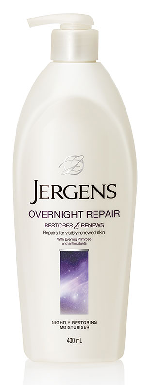 Jergens Overnight Repair Nightly Restoring Moisturiser 600 ml. โลชั่นบำรุงผิว ฟื้นบำรุงผิวในช่วงเวลากลางคืน เตรียมผิวให้สวยนุ่มละมุน ดูมีชีวิตชีวา มีส่วนผสมของกลุ่มสารต้านอนุมูลอิสระ และ Evening Primrose ช่วยฟื้นบำรุงผิวที่แห้งเสียสะสม ในระหว่