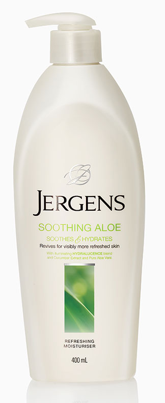 Jergens Soothing Aloe Refreshing Moisturiser 650 ml. โลชั่นบำรุงผิวกาย มอบความชุ่มชื้นและปลอบประโลมผิวด้วยเนื้อสัมผัสแบบซึมซาบเร็ว คืนความสดชื่น พร้อมเผยผิวดูสว่างใส มีส่วนผสมของ Cucumber Extract และ Pure Aloe Vera