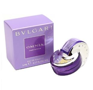 BVLGARI Omnia Amethyste Eau De Toilette Spray 5 ml. น้ำหอมที่ละเอียดอ่อน ล้ำค่า และอ่อนหวานที่มาพร้อมกับสัญลักษณ์ดอกไอริส อันเป็นหนึ่งในมวล ดอกไม้ที่เลอค่าและสง่างามที่สุดของการปรุงน้ำหอม สรรค์สร้างขึ้นสำหรับหญิงสาวที่ต้องการแสดงความรู้สึกของต