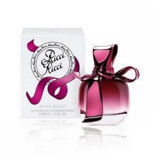 Nina Ricci Eau De Perfum 4ml. น้ำหอม Ricci Ricci คือน้ำหอมที่ใช้ในระหว่างวัน ที่จะปลุกประสาทสัมผัสและกระตุ้นจิตวิญญาณ ส่วนผสมหลักที่สำคัญอย่างหนึ่งคือ belle de nuit หรือที่รู้จักกันในอีกชื่อหนึ่งคือ four oclock flower (ดอกบานเย็น) ถือเ