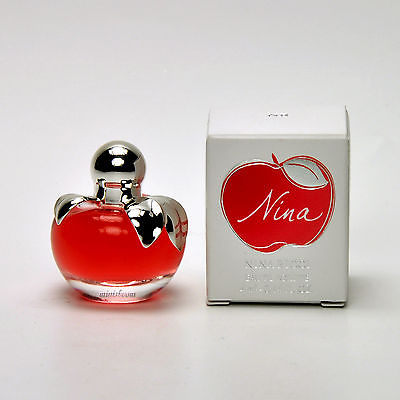 Nina Ricci Nina Eau de Toilette ขนาดทดลอง 4ml. น้ำหอมรูปแอปเปิ้ลสีแดง อ่อนหวาน เย้ายวนและนุ่มนวล ขวดน่ารักน่าสะสม กลิ่นหอมสดใสของผลไม้น่ากินผสานกับกลิ่นดอกไม้หอมหวาน เหมาะสำหรับสาวๆ ที่สดใสน่ารักๆ รับรอง คุณจะเป็นสาวป็อป อย่างคาดไม่ถึง