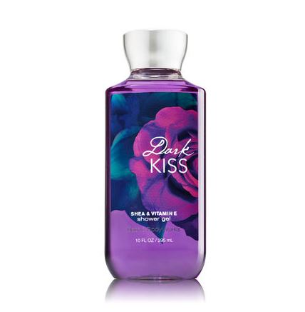 **พร้อมส่ง**Bath & Body Works Dark Kiss Shea & Vitamin E Shower Gel 295ml. เจลอาบน้ำ กลิ่นนี้จะวนิลาผสมกับกลิ่นผลไม้จำพวกบลูเบอรี่ มาพร้อมกับกลิ่นหอมเย็นๆ ให้ความรู้สึกเท่ๆ แต่น่ารัก กลิ่นค่อนข้างชัดเจนโดดเด่น เหมาะสำหรับสาวๆที่อยากได้กลิ่นติดตัวน