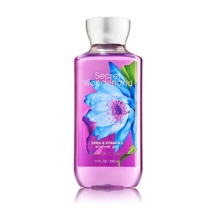 Bath & Body Works Secret Wonderland Shea & Vitamin E Shower Gel 295ml. เจลอาบน้ำหอมติดกายตลอดวัน กลิ่นนี้คล้ายน้ำหอมนะคะ มีกลิ่นของผลไม้ กลิ่นจะออกใสๆค่ะ ได้ฟิวส์คล้าย Sweet Pea คิดว่าสาวๆหลายคนที่ได้ลองกลิ่นนี้ คงตกหลุ่มรักกลิ่นนี้ได้
