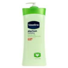 Vaseline Aloe Fresh Hydrating Body Lotion with Aloe & Cucumber Extracts 600ml. USA. โลชั่นสูตรว่านหางจรเข้และแตงกวา คืนความสดชื่นให้แก่ผิว ด้วยส่วนผสมของสารสกัดจากว่านหางจระเข้ออแกนิก บำรุงผิวให้กระจ่างใส เนียนนุ่ม ลดเลือนจุดด่างดำและสีผิว