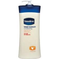 Vaseline Total Moisture Conditioning Body Lotion with Vitamins E & A 725 Ml โลชั่นที่มีส่วยผสมของวีตามิน A และ E และ B5  ช่วยให้ผิวแข็งแรงยืดหยุ่น  ใหม่แท้ 100% ส่งตรงจาก USA