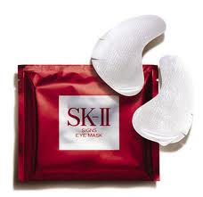 SK-II Signs Eye Mask 1 คู่ มาสค์สำหรับการฟื้นฟูผิวรอบดวงตา ที่ช่วยดูแลปัญหา บริเวณรอบดวงตา ที่แห้งกร้าน ริ้วรอยหมองคล้ำ ผิวหย่อนคล้อยของผิวบริเวณรอบ ดวงตา ช่วยปกป้องผิว เพิ่มความชุ่มชื่น ความกระชับ ความเนียนนุ่ม และ ช่วยลด อาการบวมน้ำใต้ตา ทำ