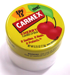 CARMEX Cherry Lip Balm spf15 7.5g ลิปปาล์มที่ช่วยป้องกันแสงแดดด้วย SPF 15 ช่วยให้ริมฝีปากไม่หมองคล้ำ อีกทั้งยังช่วยให้ริมฝีปากชุ่มชื้น ไม่เปนขลุยช่วยกักเก็บความชุ่มชื้นของริมฝีปากไว้และยังให้รสหวานของเชอรี่ใช้แล้วทำให้รู้สึกสดชื่นสดใส 