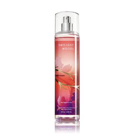 Bath & Body Works Twilight Woods Fine Fragrance Mist 236 ml. สเปร์ยน้ำหอมที่ให้กลิ่นติดกายตลอดวัน หอมนุ่มๆประมาณวนิลลาอ่อนๆ ที่ลึกลับเย้ายวนน่าค้นหา เป็นวนิลลาที่หอมสดชื่นไม่เลี่ยนค่ะ