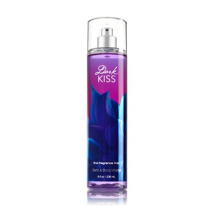 Bath & Body Works Dark Kiss Fine Fragrance Mist 236 ml. สเปร์ยน้ำหอมที่ให้กลิ่นติดกายตลอดวัน กลิ่นวนิลาผสมกับกลิ่นผลไม้จำพวกบลูเบอรี่ มาพร้อมกับกลิ่นหอมเย็นๆ ให้ความรู้สึกเท่ๆ แต่น่ารัก กลิ่นค่อนข้างชัดเจนโดดเด่น เหมาะสำหรับสาวๆที่อยากได้ก